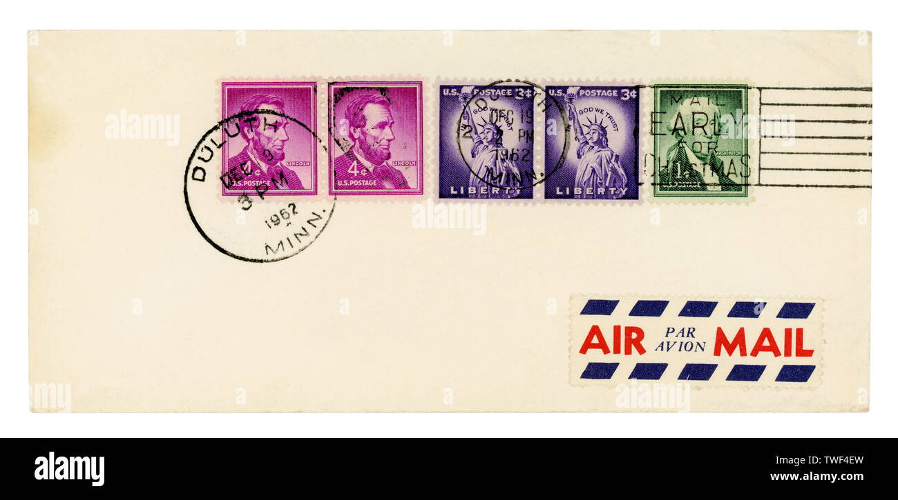 Vintage Air Mail : busta con francobolli, marche e gli elementi postali isolati su sfondo bianco. (Percorso di clipping incluso) Foto Stock