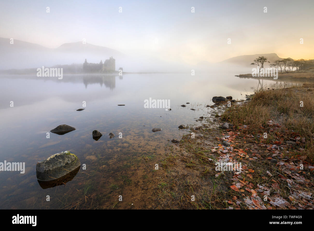 Kilchurn Castle sul Loch Awe catturato in una nebbiosa mattina. Foto Stock