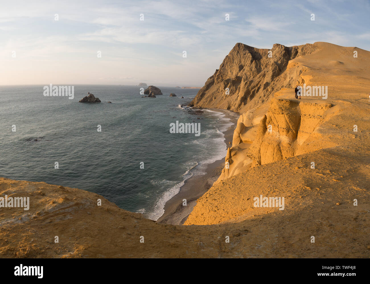 Costa di Paracas in Perù durante il tramonto. Costa del deserto in Perù Foto Stock