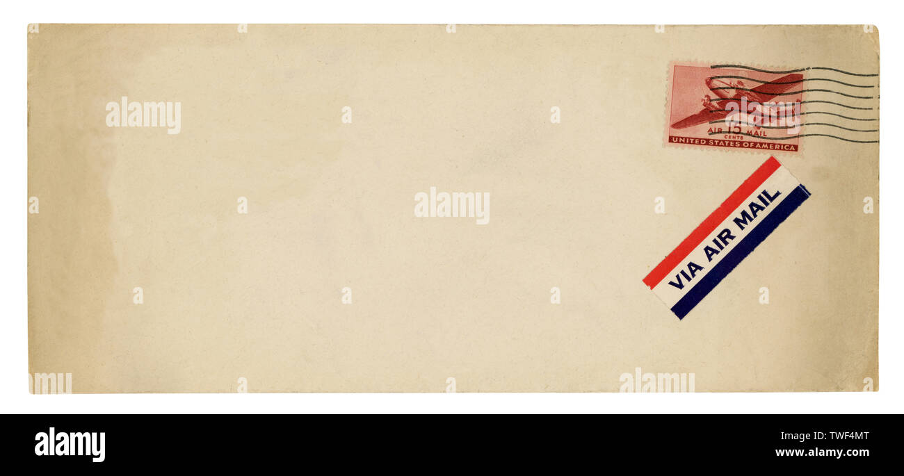 Vintage Air Mail : busta con francobolli, marche e gli elementi postali isolati su sfondo bianco. (Percorso di clipping incluso) Foto Stock