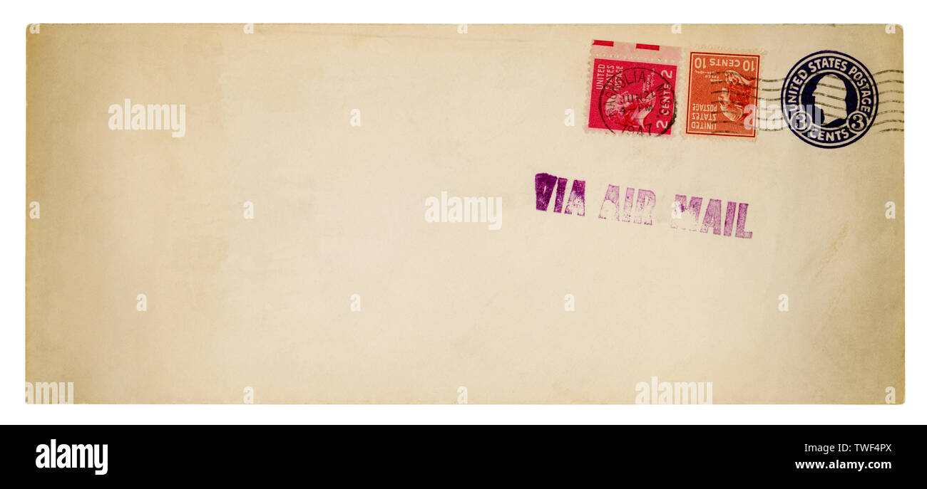 Vintage Air Mail : busta con francobolli, marche e gli elementi postali isolati su sfondo bianco. (Percorso di clipping incluso) Foto Stock