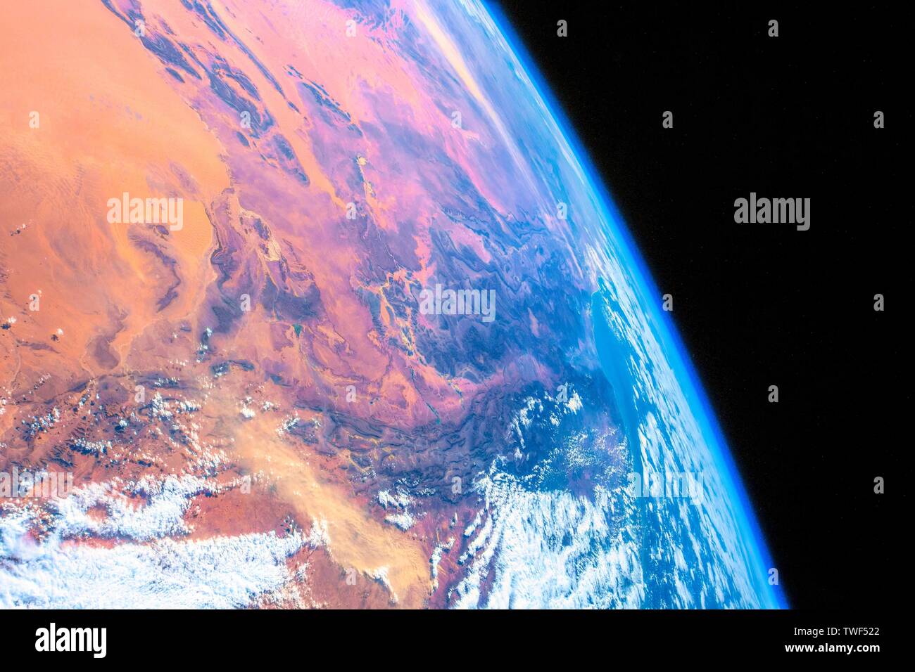 Oltre l'Algeria. La bellezza della natura del nostro pianeta terra visto dalla Stazione Spaziale Internazionale (ISS). L'immagine è un dominio pubblico handout dalla NASA. Foto Stock