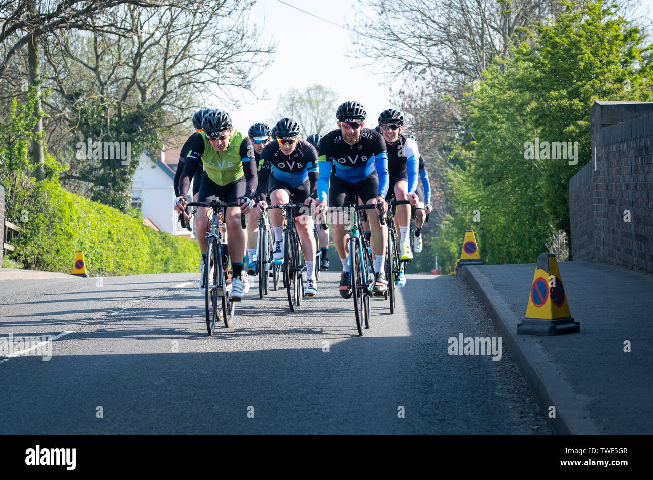 Membri del midlands basato dell OVB club ciclismo passare su un ponte ferroviario. Foto Stock