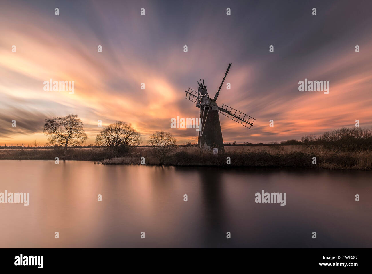 Il tramonto a Howhill che è una casa residenziale con sentieri pubblici che permettono di esplorare il Parco Nazionale Broads del Norfolk e il fiume Ant. Foto Stock