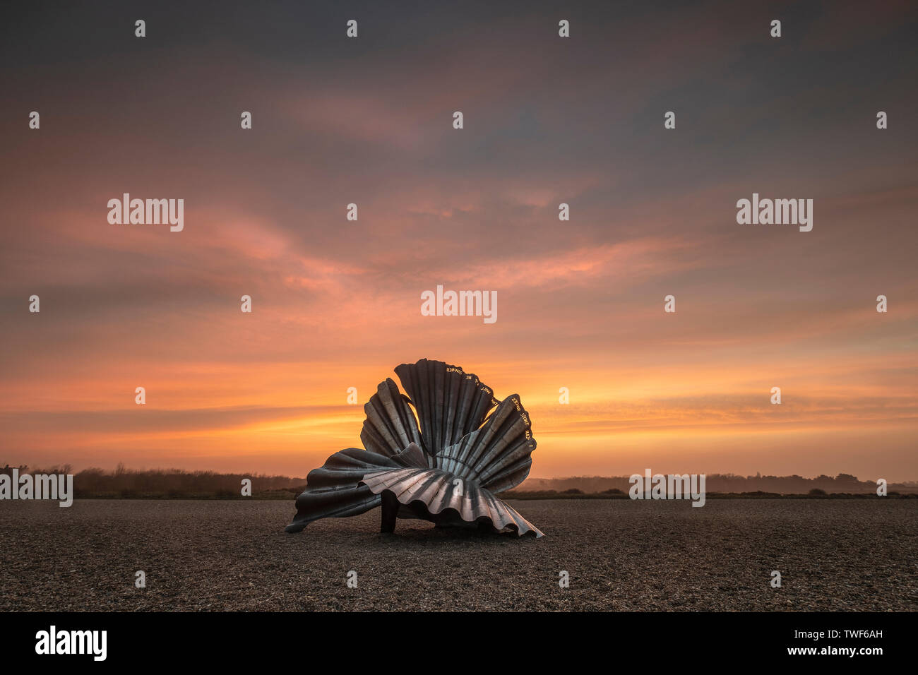 L'arte di installazione benna a Aldeburgh nel Suffolk al tramonto. Foto Stock