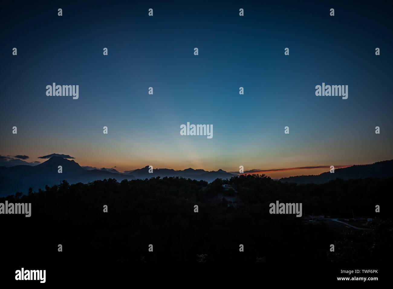 Tramonto sulla catena delle Alpi Apuane Foto Stock