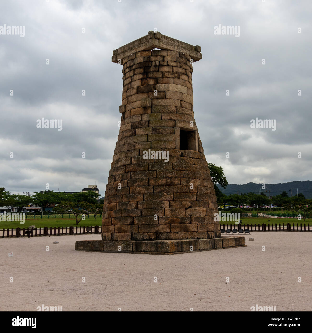 Coreano Cheomseongdae storico il più antico sopravvissuto osservatorio astronomico in Asia. Il patrimonio nazionale della ex capitale Gyeongju, Corea del Sud, Asia Foto Stock