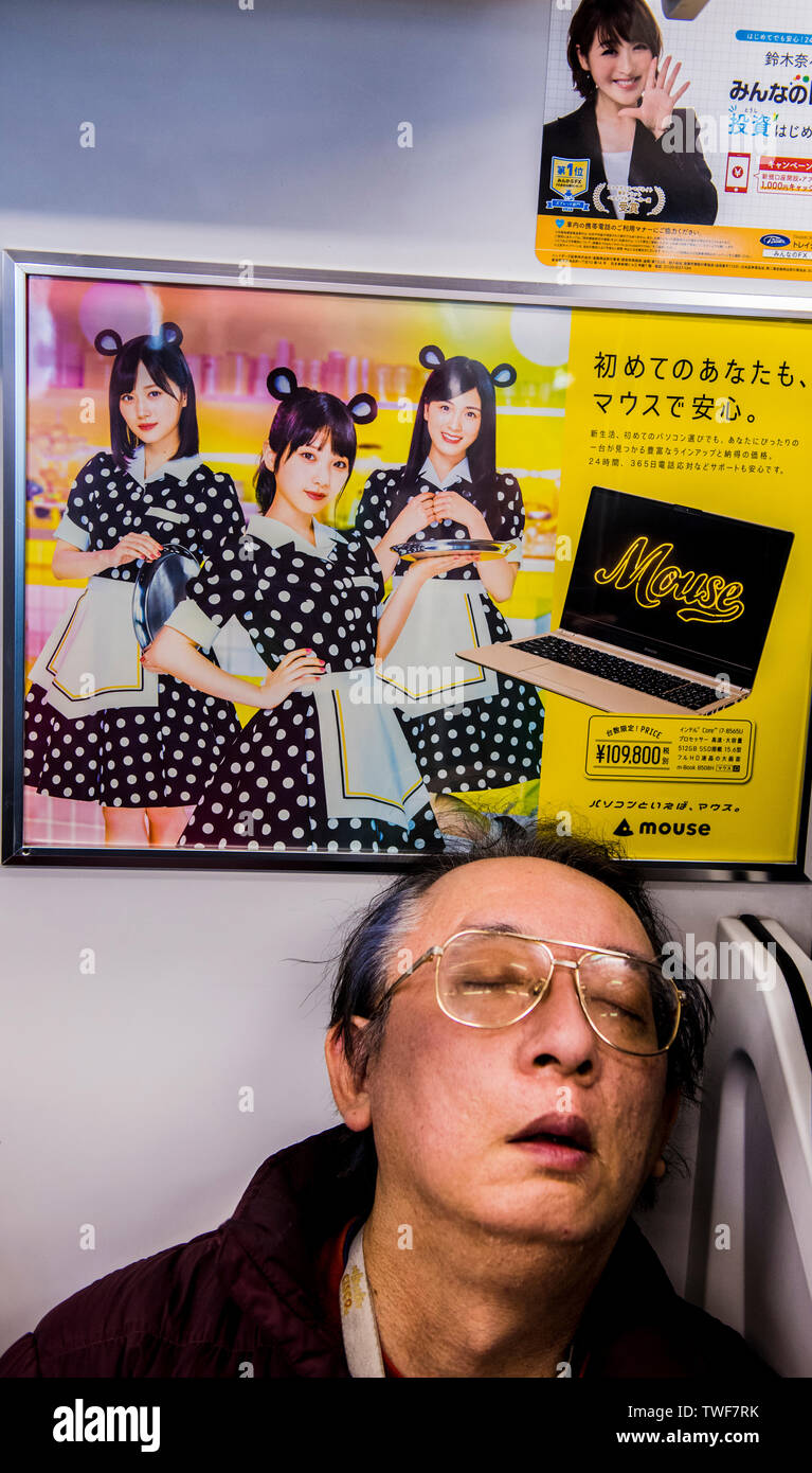 Close up uomo dorme sul Tokyo metropolitana con pubblicità che mostra tre donne sorridente sopra la sua testa. Foto Stock
