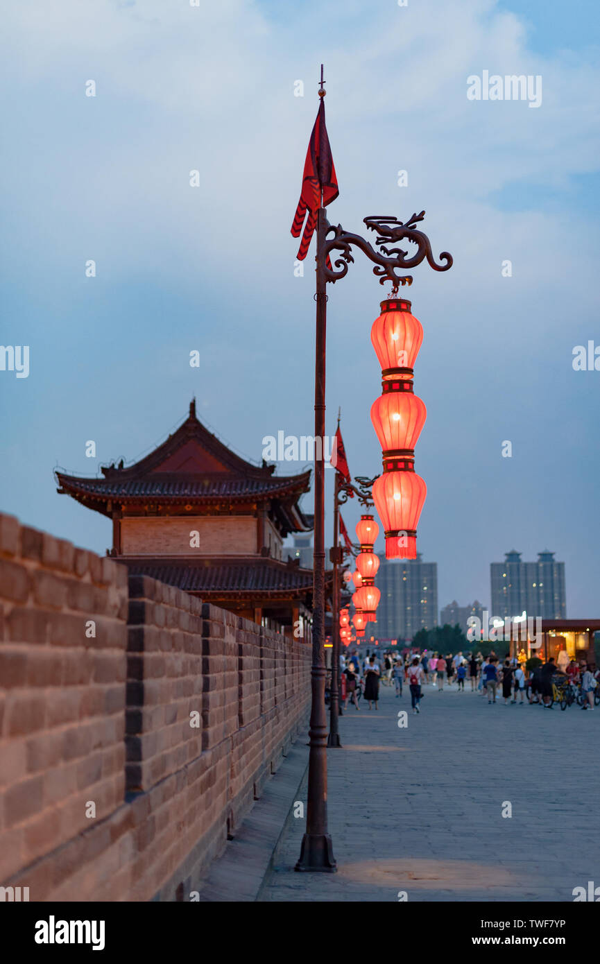 La peste lanterne rosse sulle pareti di Xi'an Foto Stock