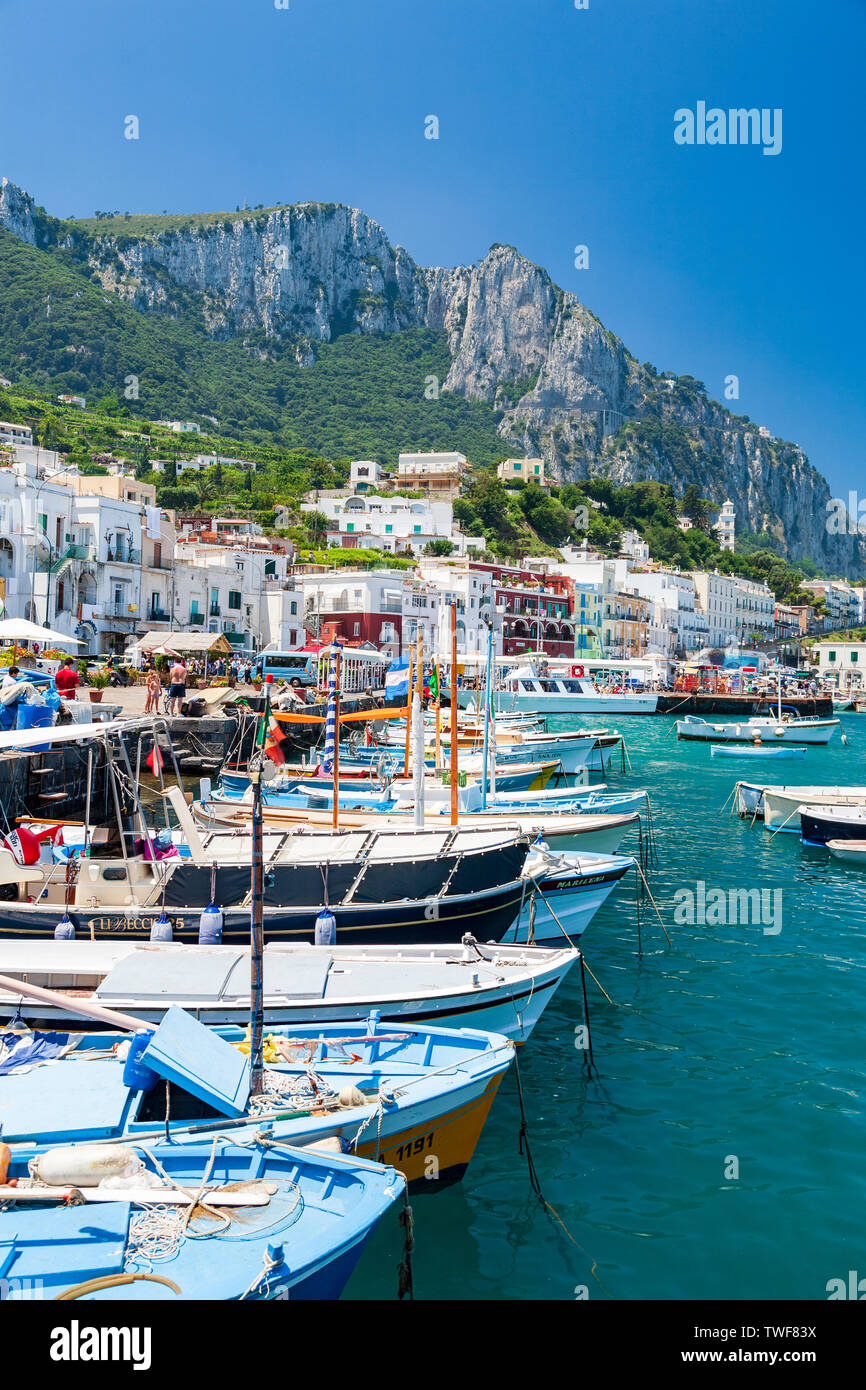 Barche a Marina grande sull'isola di Capri Foto Stock