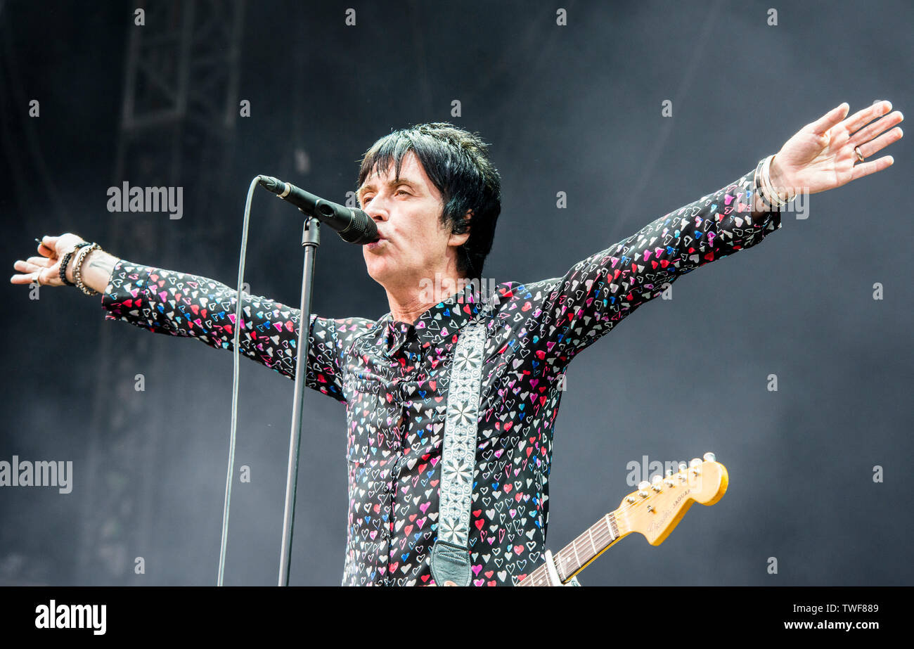 British chitarrista e cantante Johnny Marr performing live in corrispondenza di tutti i punti est music festival al Victoria Park nella zona est di Londra. Foto Stock