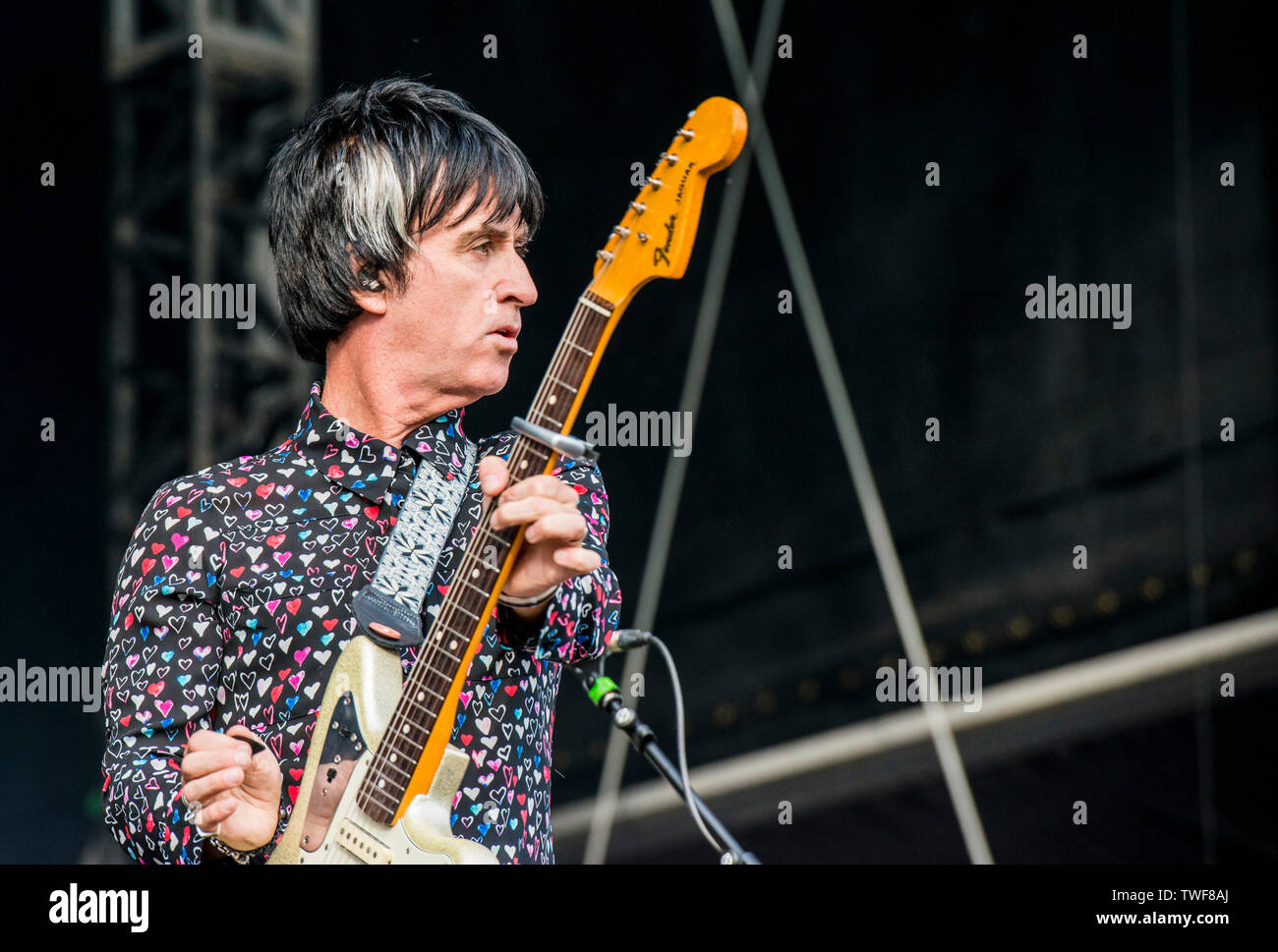 British chitarrista e cantante Johnny Marr performing live in corrispondenza di tutti i punti est music festival al Victoria Park nella zona est di Londra. Foto Stock