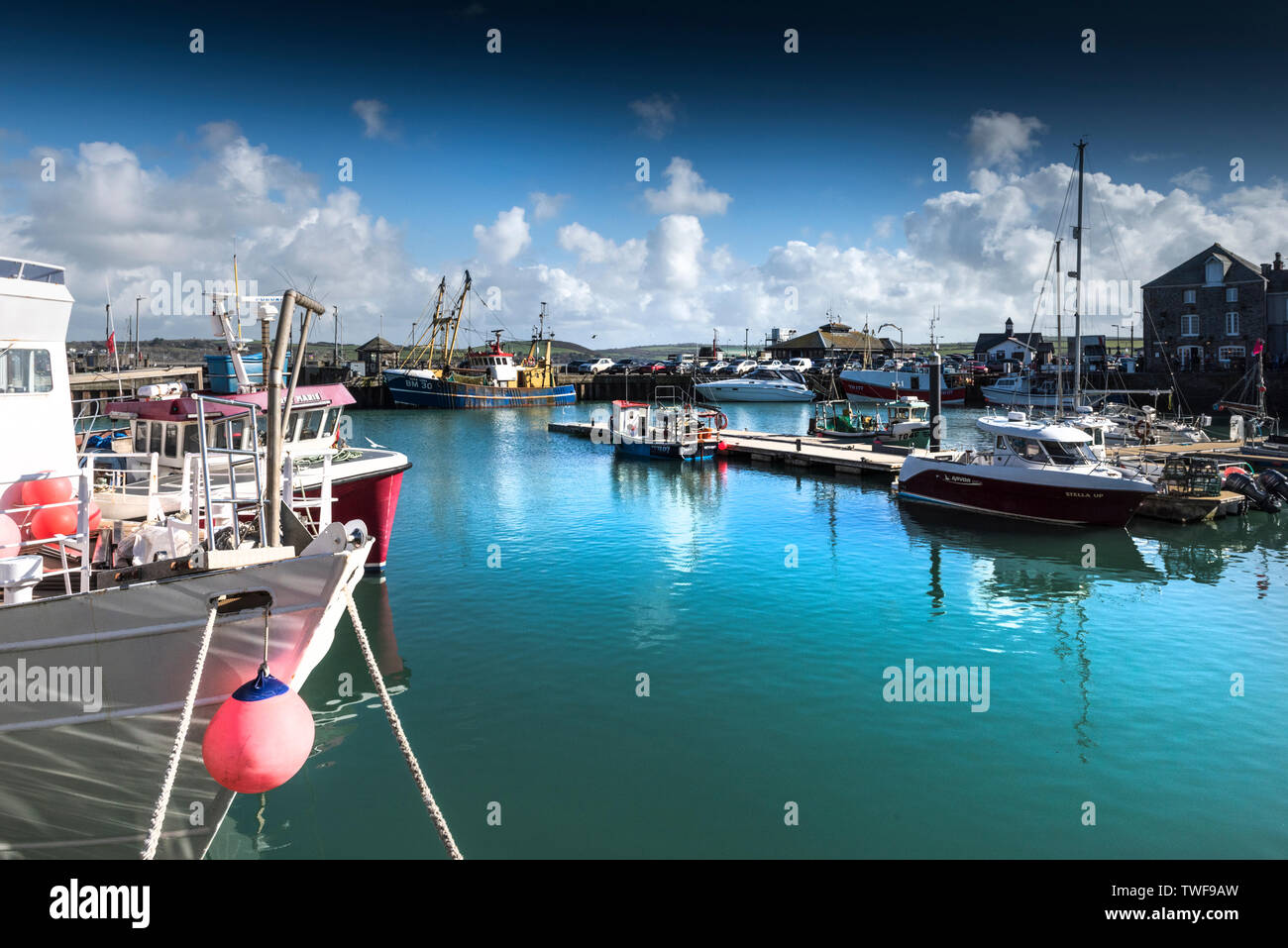 La molla di sole e cielo blu su yacht e barche da pesca ormeggiate nel porto di Padstow sulla North Cornwall coast. Foto Stock