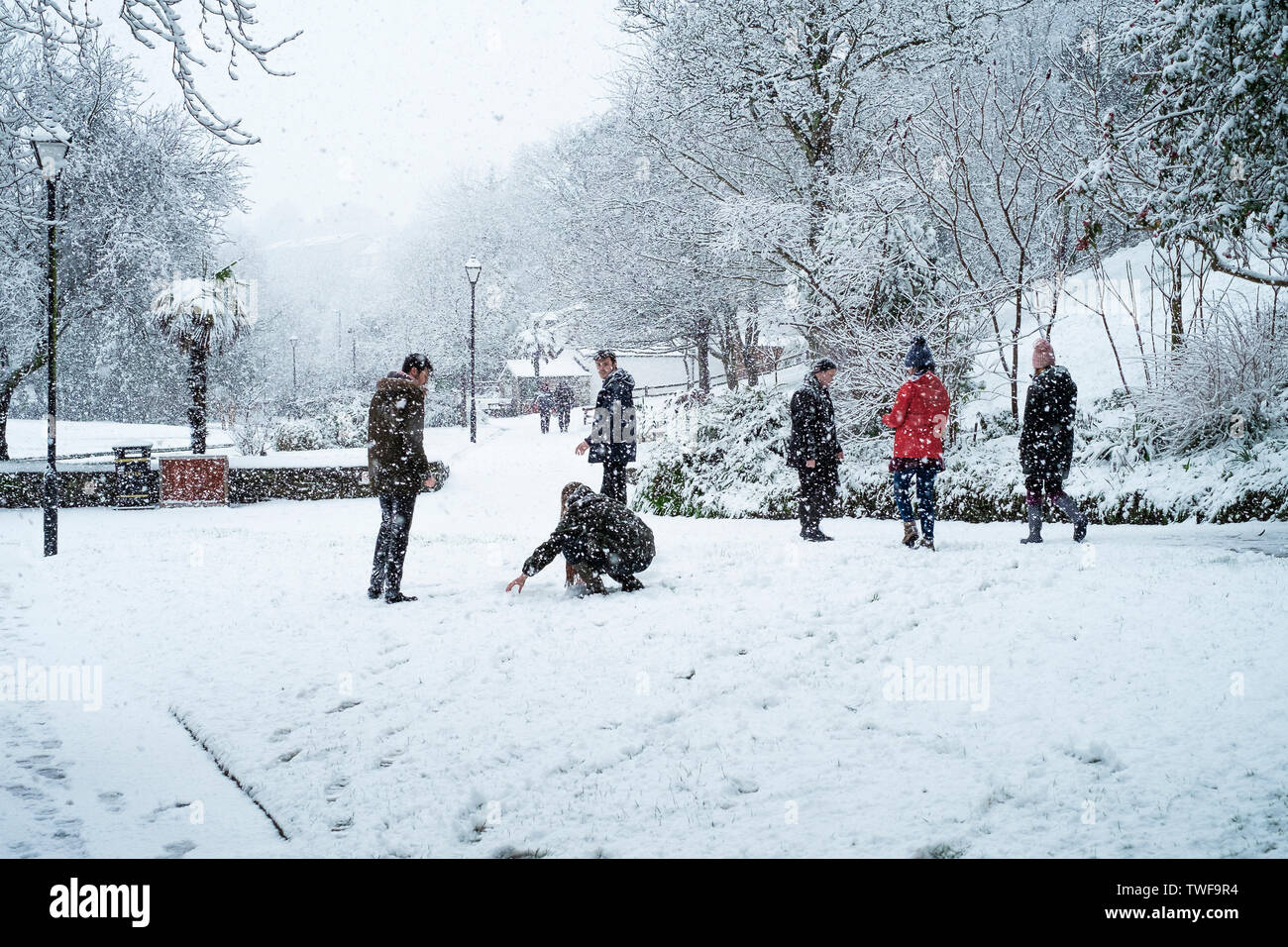 Le persone che si godono la forte nevicata nel Parco Trenance a Newquay in Cornovaglia. Foto Stock