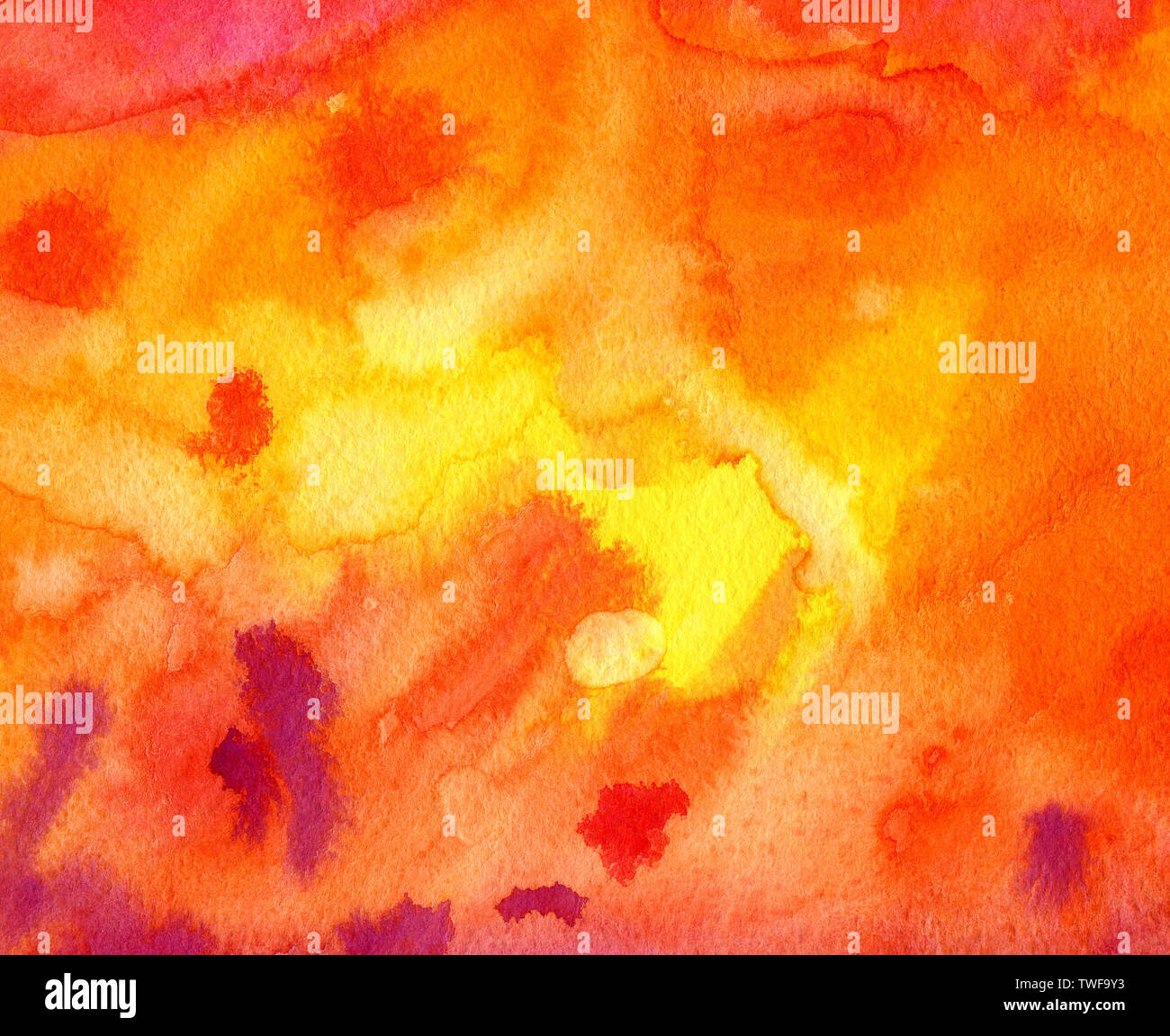 Acquerello arancione e con uno sfondo rosso e viola gli spruzzi di colore rosso. Disegnato a mano sfondo ad acquerello. Foto Stock