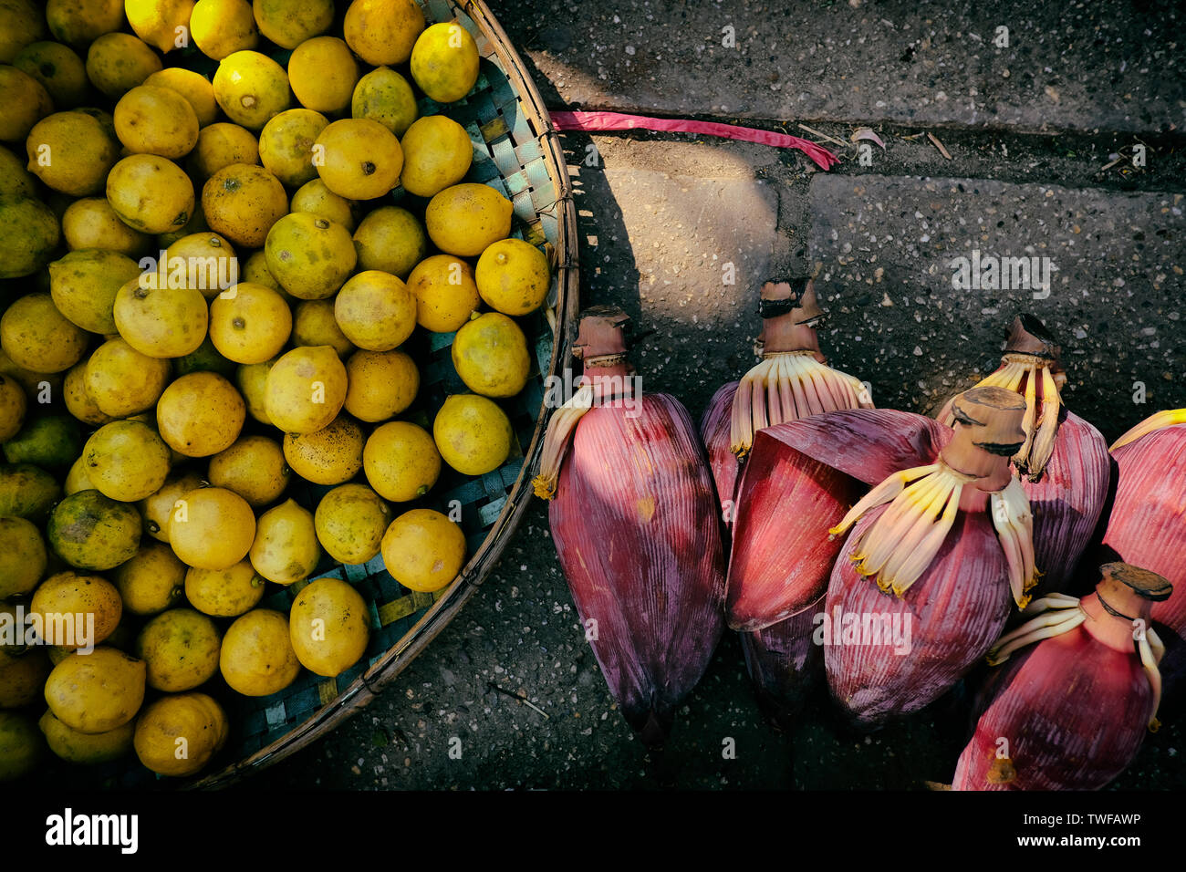 Frutta birmani presso un mercato all'aperto in Yangon. Foto Stock