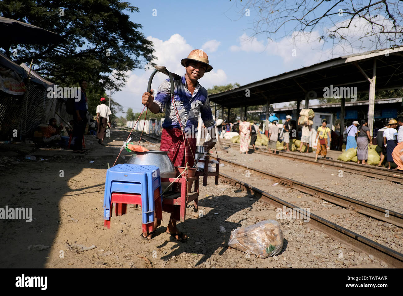 Un operatore in piedi in un birmano stazione del treno. Foto Stock