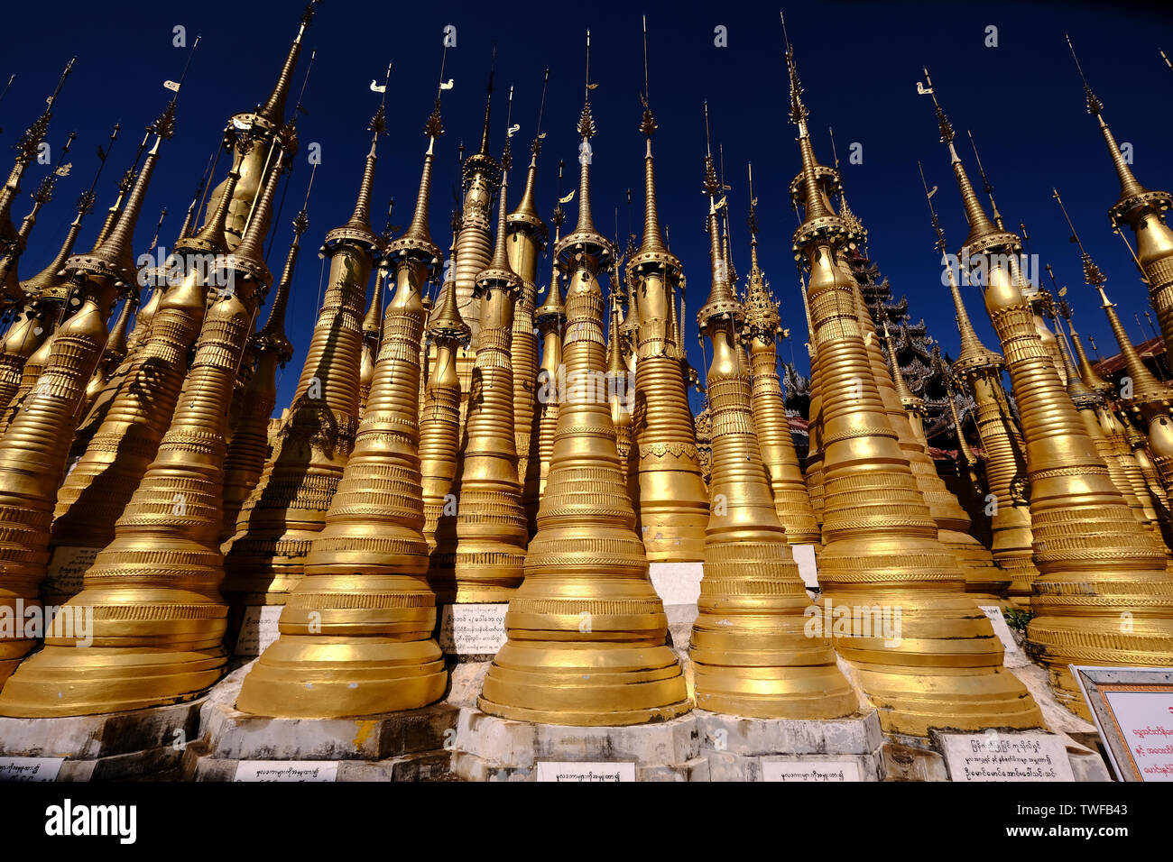 Stupa dorato a Shwe Inn Dein pagoda. Foto Stock