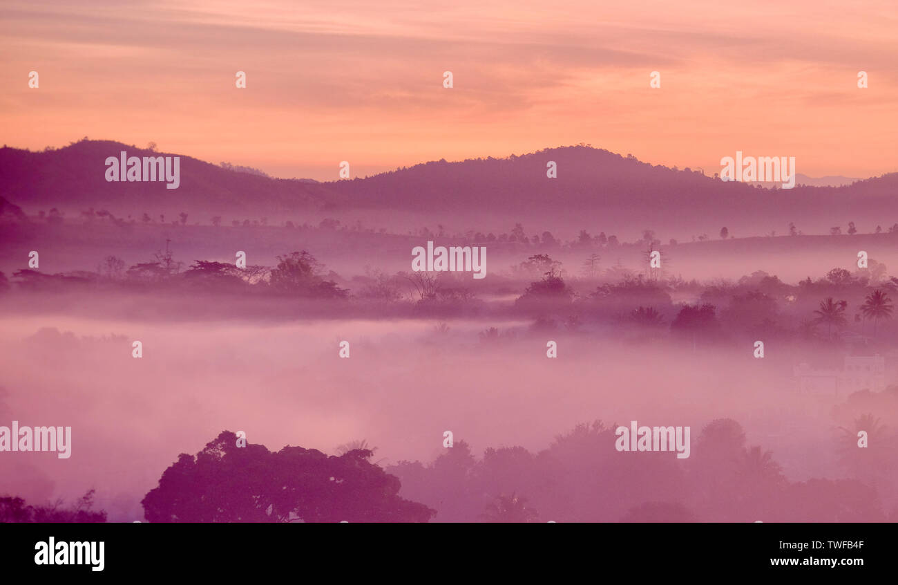 Misty sunrise over Loikaw in Stato Kayah in Myanmar. Foto Stock