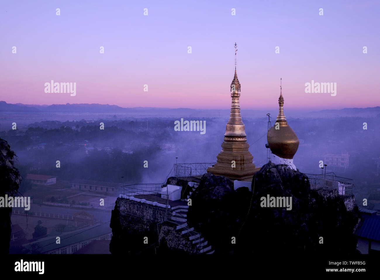 Alba rompe su stupa dorato a Taung pagoda Kwe nella città di Loikaw in Myanmar. Foto Stock