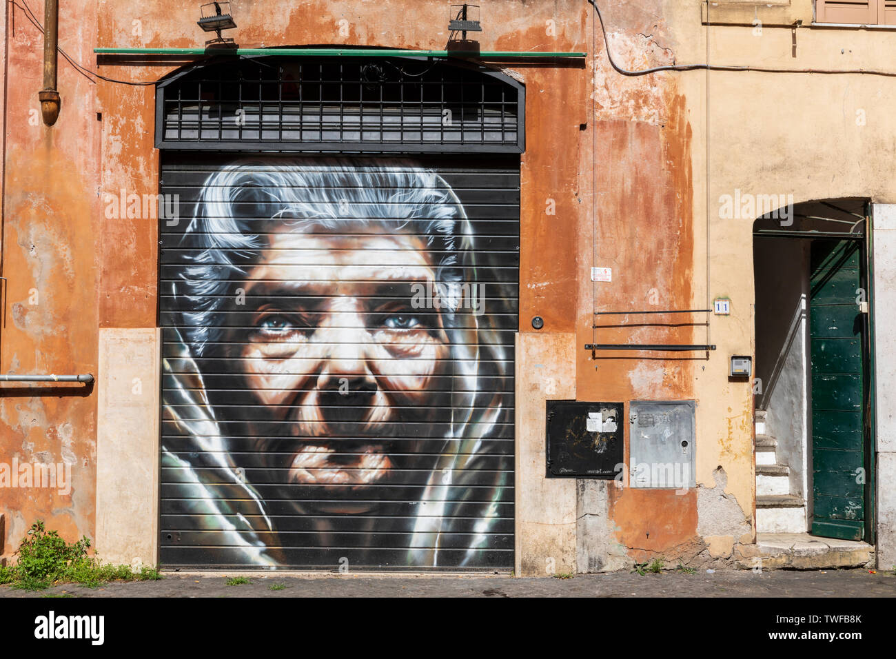 Scrittura murale in Trastevere raffigurante una donna anziana. Foto Stock