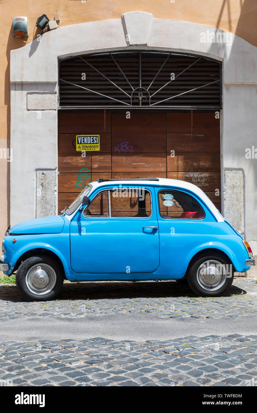Un blu vintage Fiat 500 auto parcheggiate nel Campo de Fiori distretto. Foto Stock
