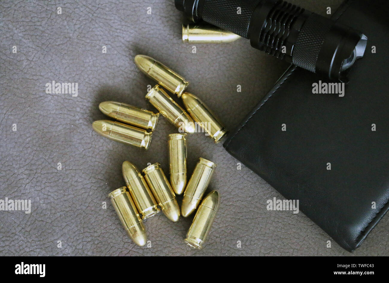 Torcia tattica, proiettili di pistola e portafoglio. Foto Stock
