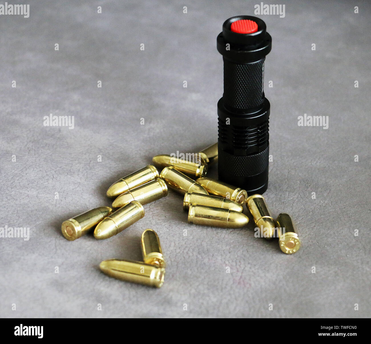 Torcia tattica e pallottole a pistola Foto Stock