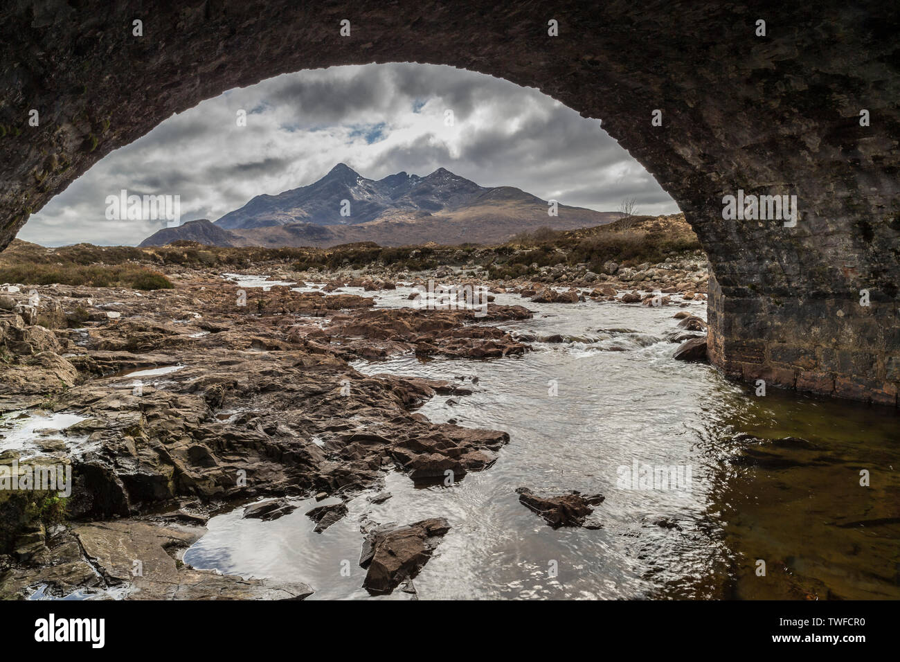 Fiume Sligachan e ponte sull'Isola di Skye in Scozia. Foto Stock