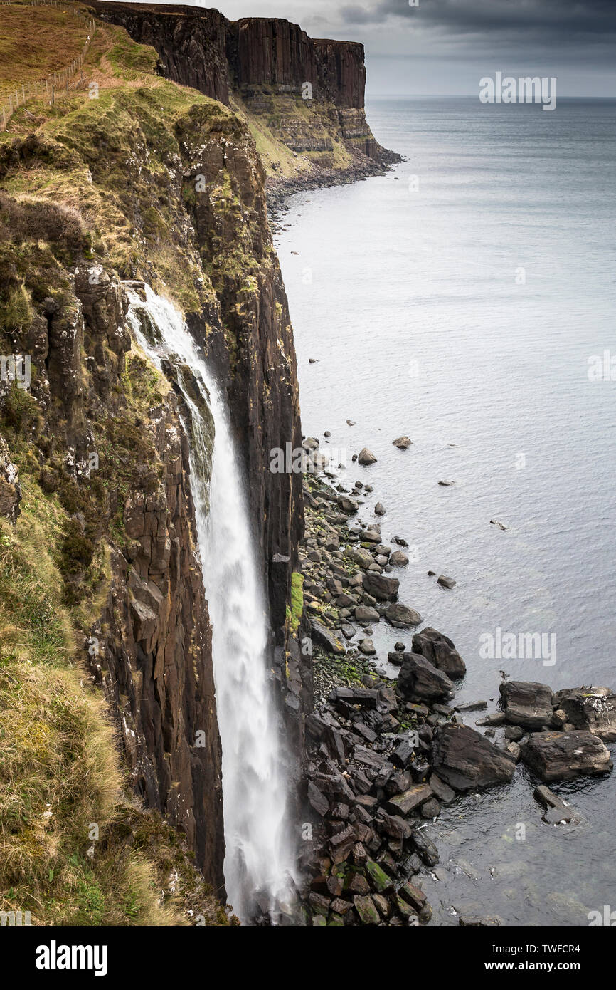Kilt Rock cascata sull'Isola di Skye in Scozia. Foto Stock