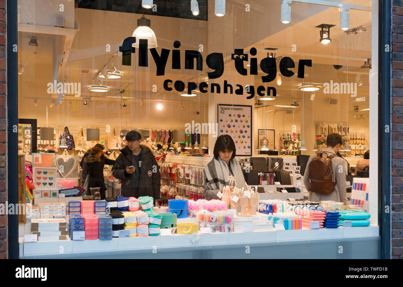 People shopping all'interno di Flying Tiger Copenhagen store. Foto Stock