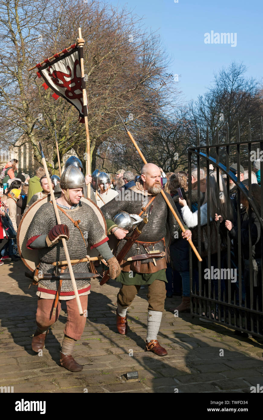 Processione di persone in costume presso il Viking Festival. Foto Stock