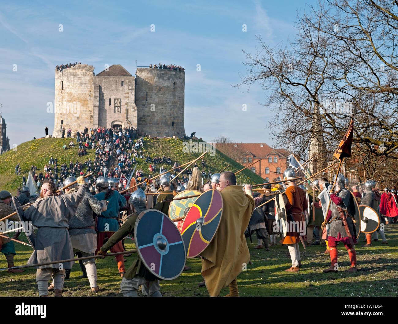 I vichinghi e anglo-Saxon Warriors in combattimento presso il Viking Festival la Torre di Clifford. Foto Stock