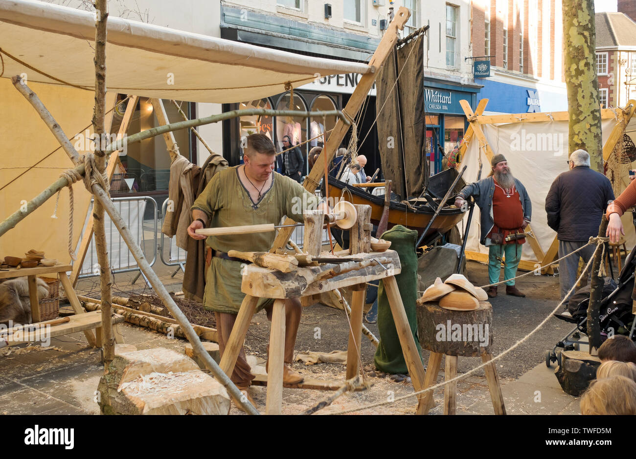 L'uomo la dimostrazione di tornitura in legno presso il Viking Festival. Foto Stock
