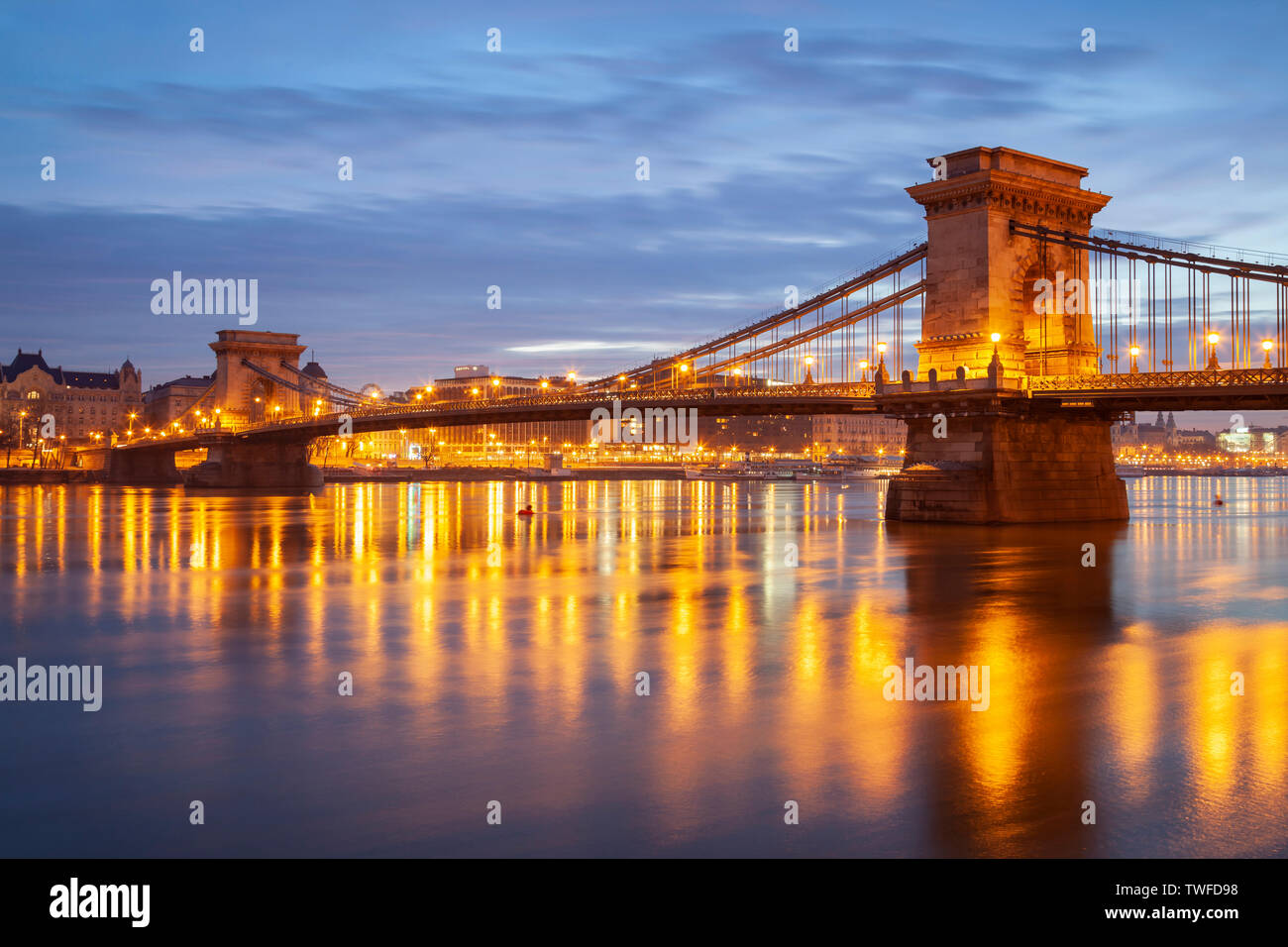 Alba presso il Ponte delle Catene collega Buda e Pest sul fiume Danubio. Foto Stock