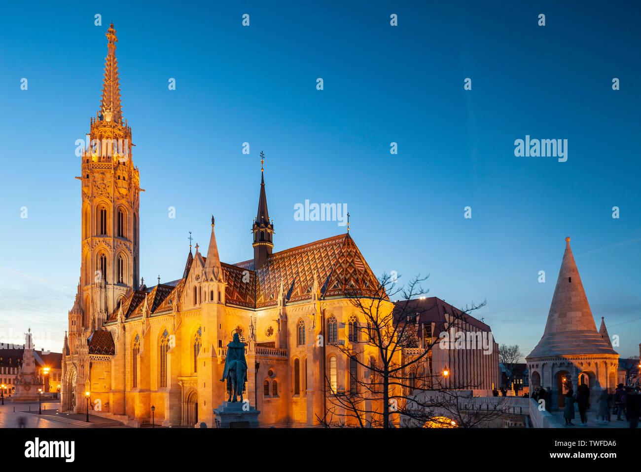Serata a St la chiesa di Matthias nel quartiere del Castello di Budapest. Foto Stock