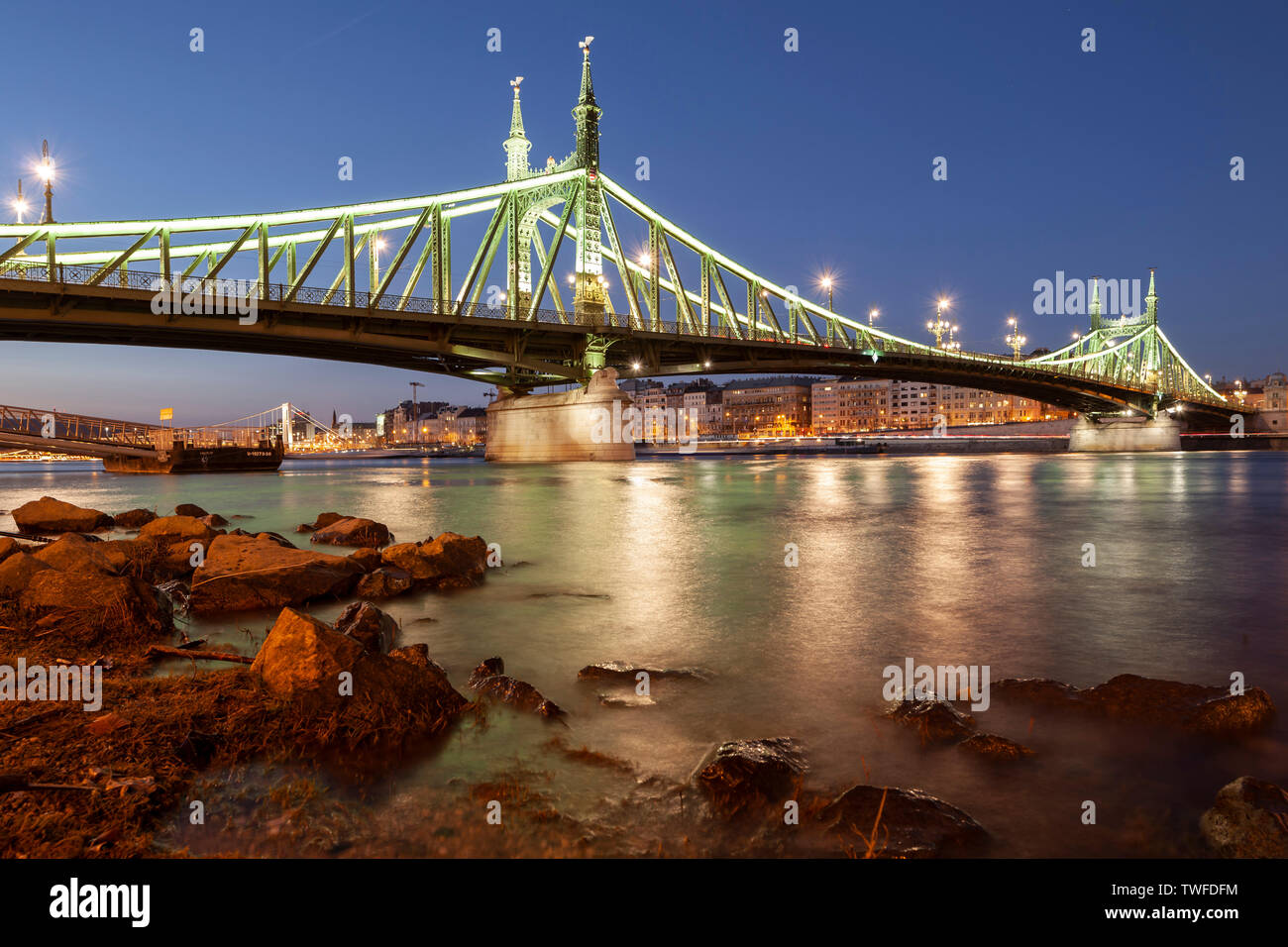 Serata al Ponte della Libertà lungo il Danubio a Budapest. Foto Stock