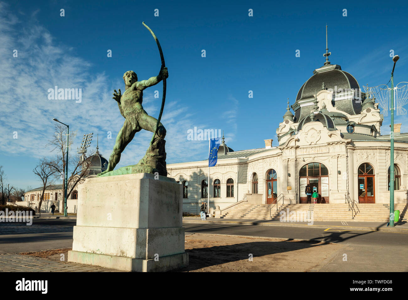 Archer statua di fronte al parco della città pista di pattinaggio su ghiaccio a Budapest. Foto Stock