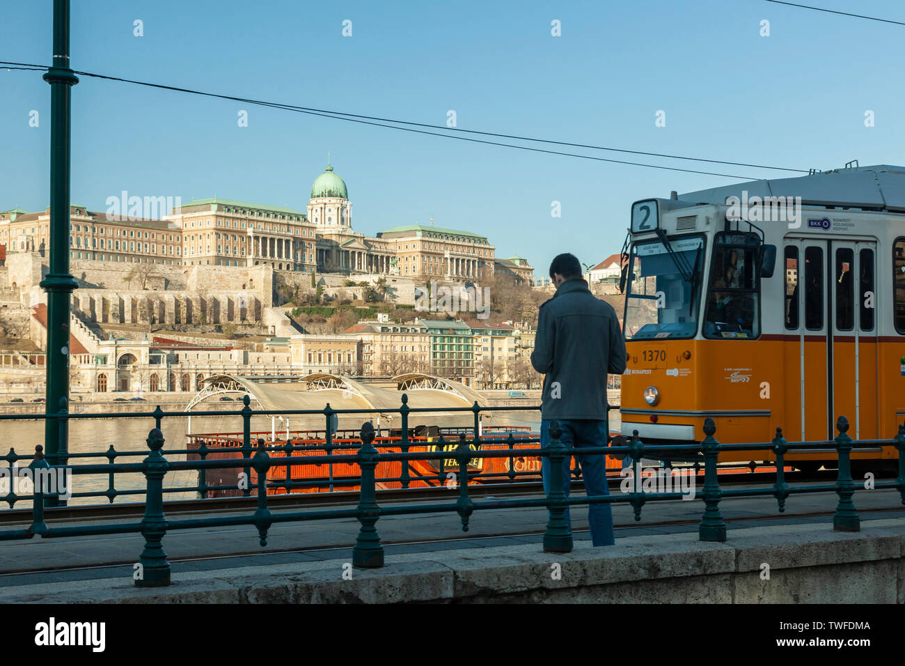 Mattina a Budapest con il Castello di Buda in distanza. Foto Stock