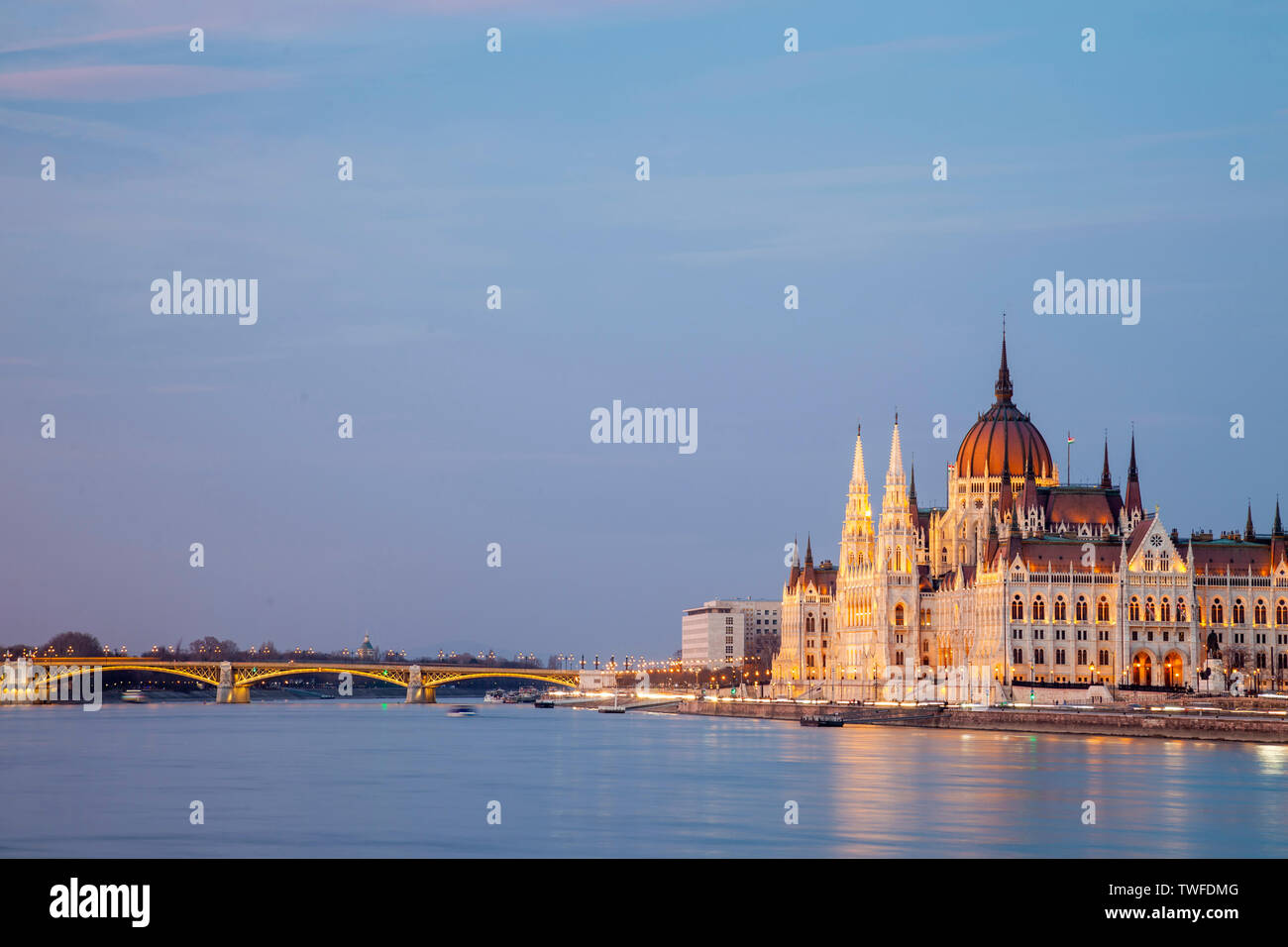 Serata al parlamento ungherese edificio sul Danubio a Budapest. Foto Stock