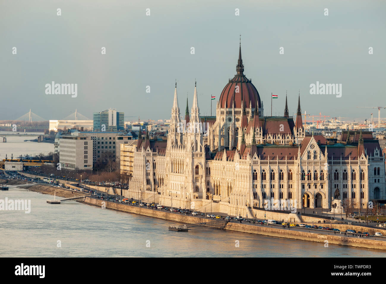 Tramonto al parlamento ungherese edificio in Budapest. Foto Stock