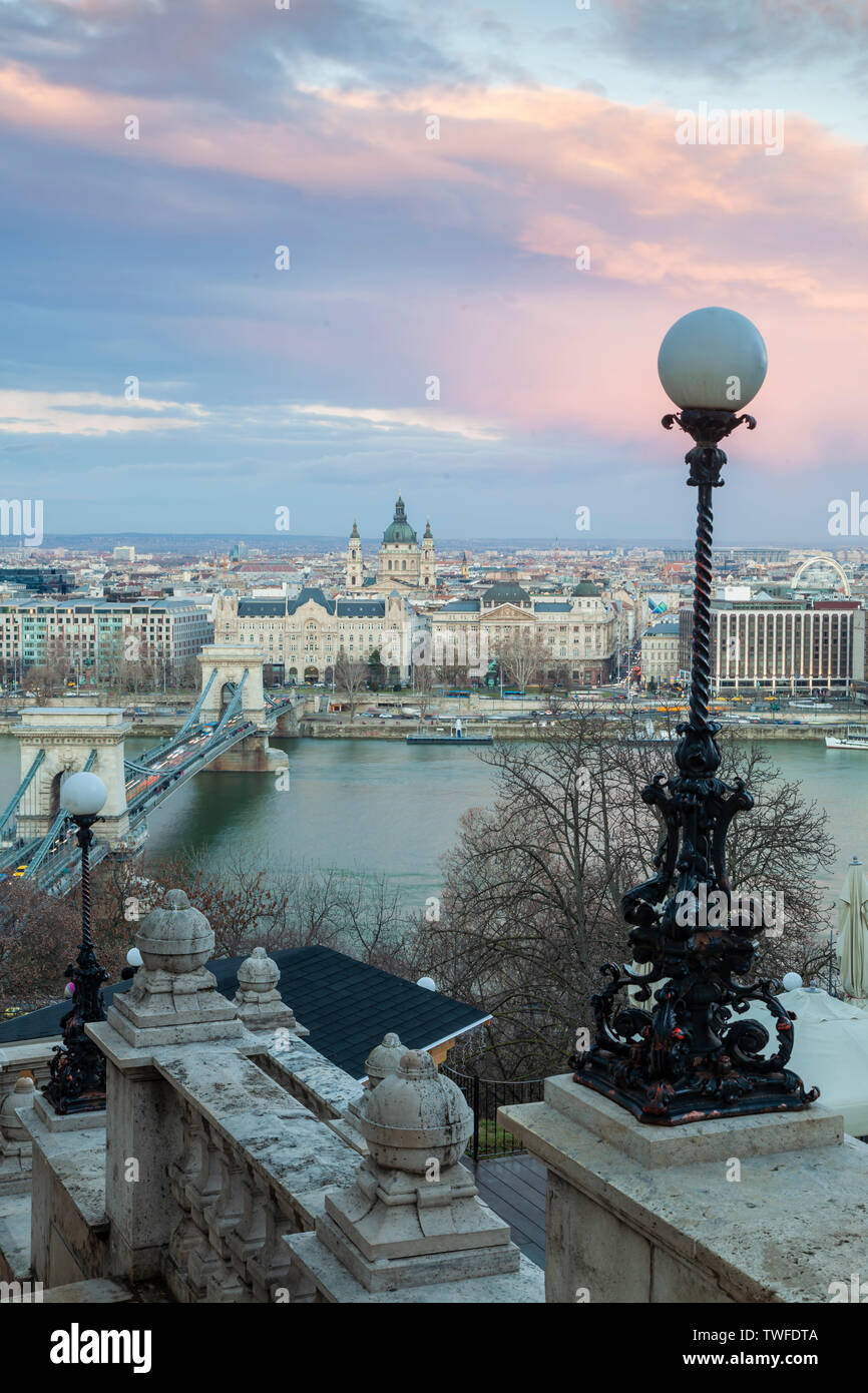 Serata a Budapest vista dal Castello di Buda. Foto Stock