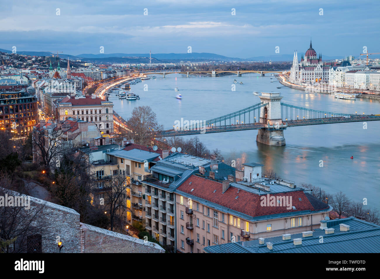 La notte scende sul Danubio a Budapest. Foto Stock