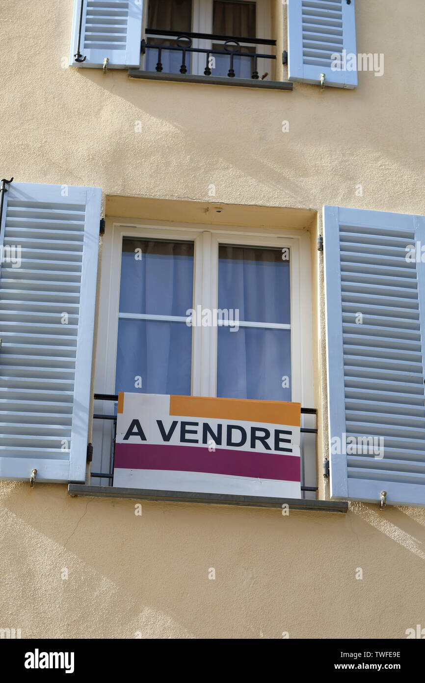 Appartamento in vendita segno (A vendre in lingua francese) davanti a un edificio con appartamenti a Castellar, Francia Riviera Francese, Europa Foto Stock