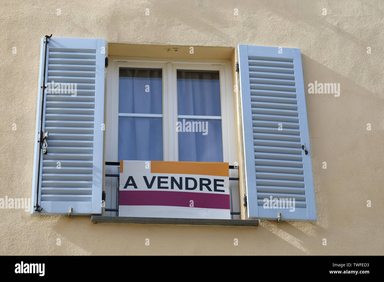 Appartamento in vendita segno (A vendre in lingua francese) davanti a un edificio con appartamenti a Castellar, Francia Riviera Francese, Europa Foto Stock