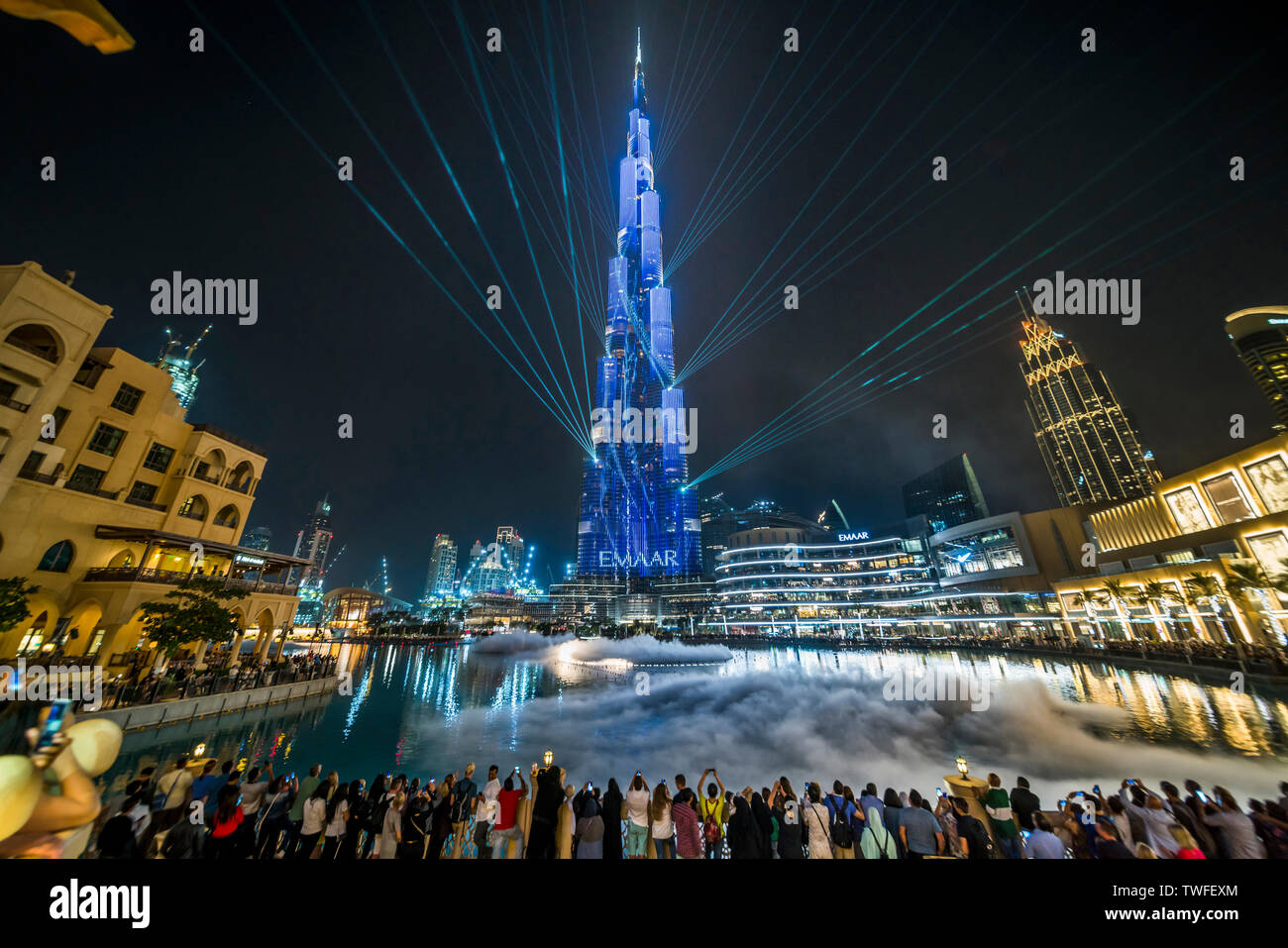 La Folla di tenere fuori i telefoni per catturare la awe-inspiring light show di Burj Khalifa a Dubai. Foto Stock