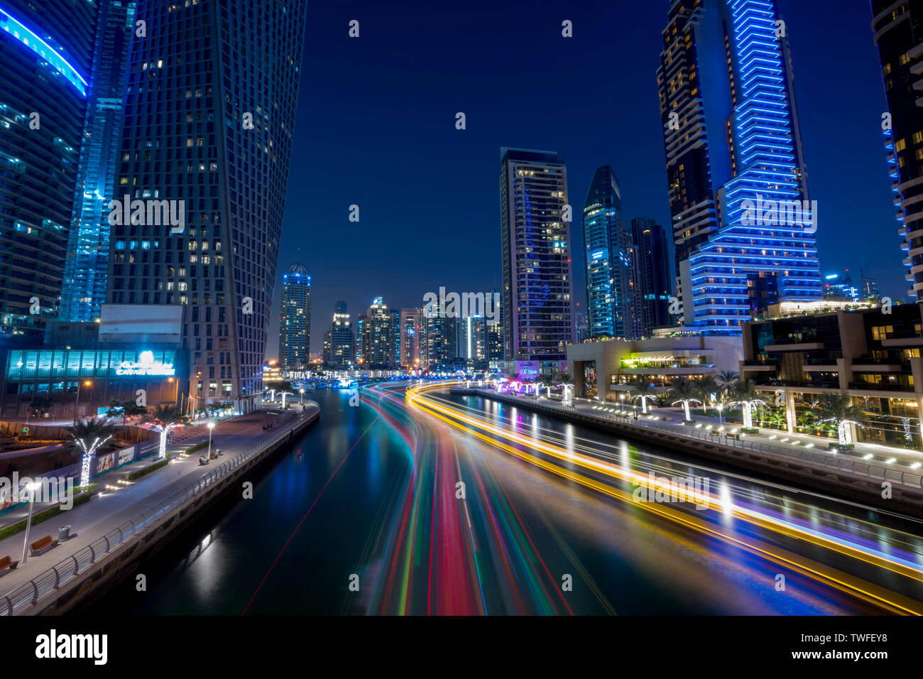 Percorsi di luce dal passaggio dhows migliorare l immagine di Dubai come una città del futuro nella Marina di Dubai. Foto Stock
