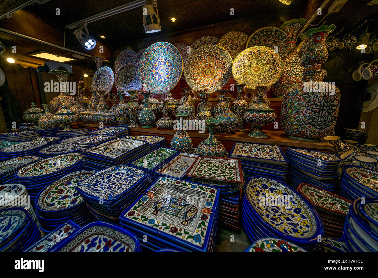 Squisitamente artigianale il mosaico in ceramica e piastre di un commerciante in stallo un marketplace di Dubai. Foto Stock
