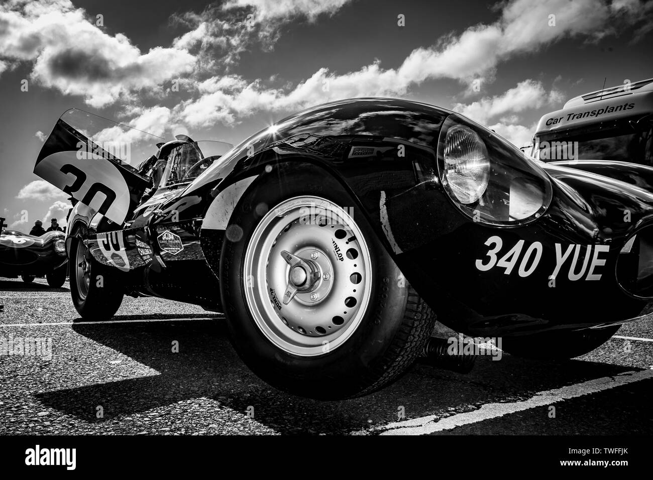 Jaguar D-tipo naso corto. crogiolarsi al sole nella zona di assemblaggio in attesa di avvio. Foto Stock