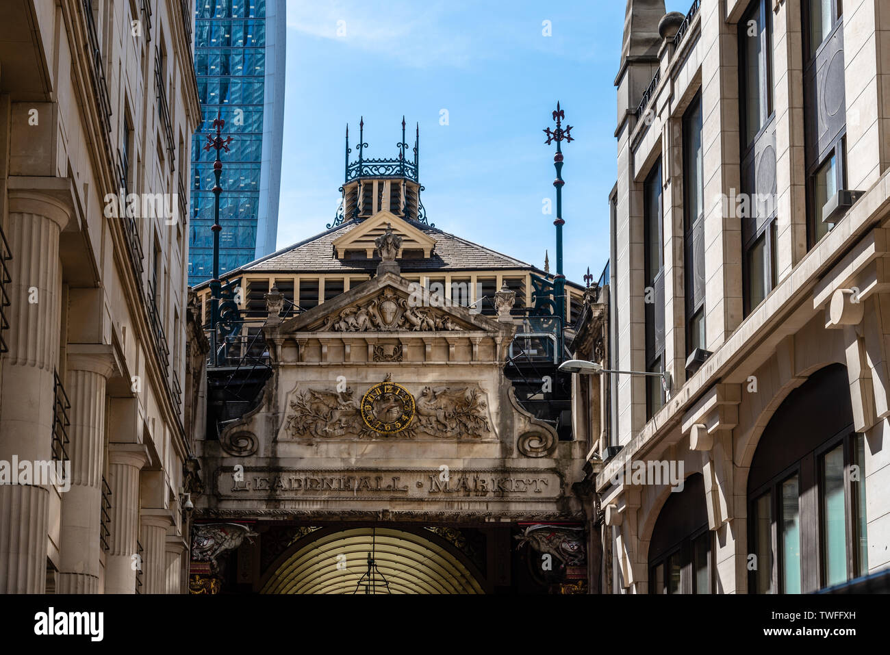 London, Regno Unito - 14 Maggio 2019: basso angolo di visione dell'ingresso al mercato Leadenhall. Originariamente una carne, pollame e selvaggina mercato, è ora sede di un numero Foto Stock